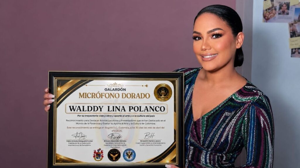 Walddy Lina Polanco es reconocida con el Micrófono Dorado en Bogotá, Colombia