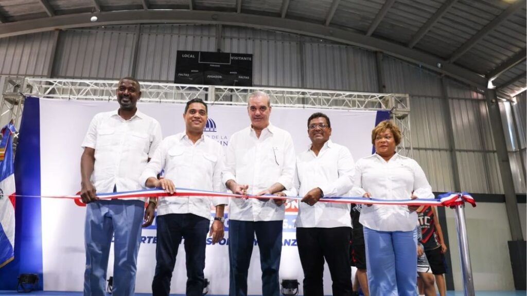 Presidente Abinader y ministro Kelvin Cruz entregan multiuso Dante Lemonier en Los Alcarrizos