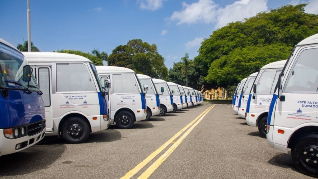 Presidente Abinader transforma la movilidad universitaria con la entrega de 40 nuevos autobuses en beneficio de miles de estudiantes de todo el país